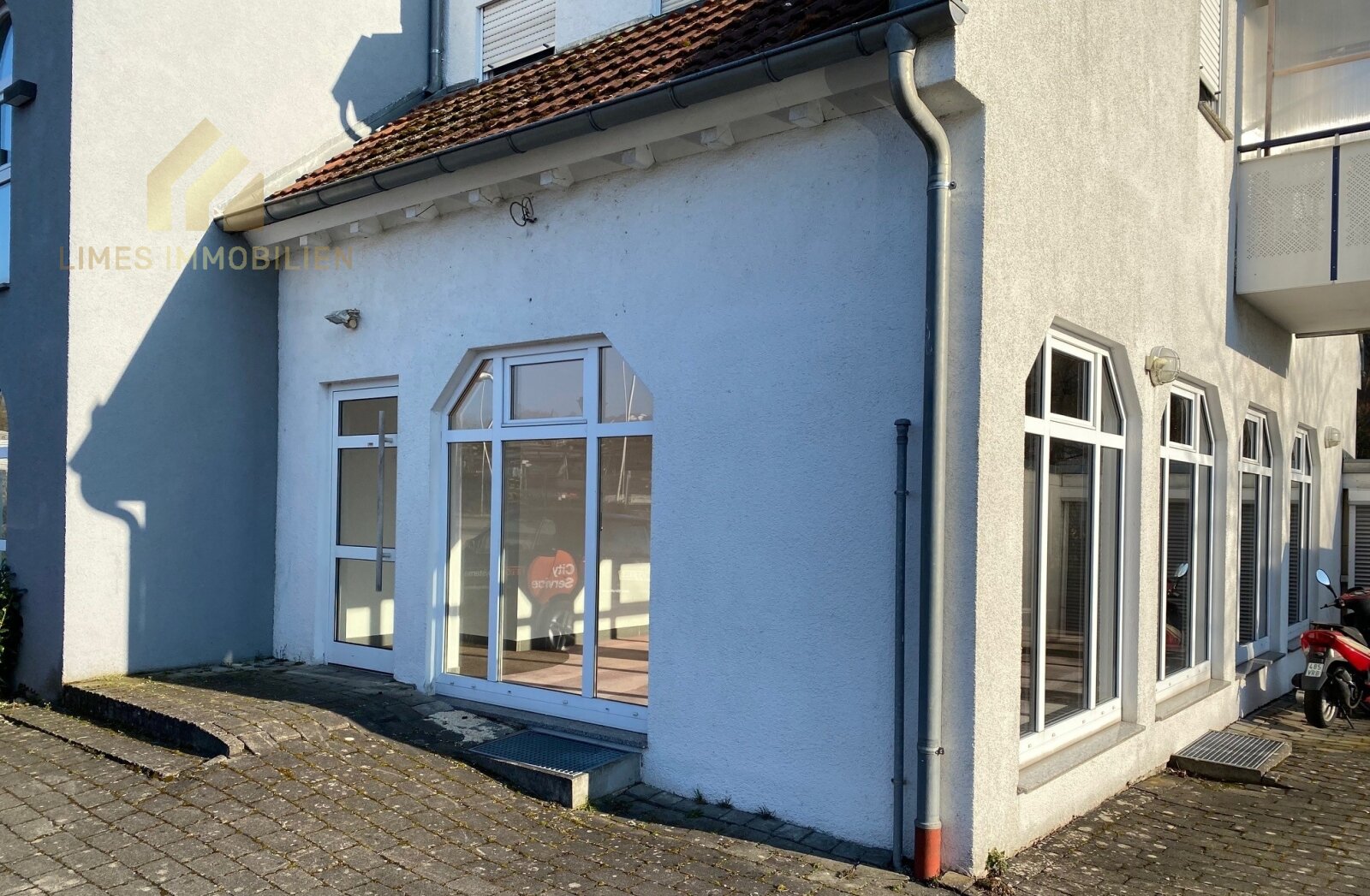 Mehrfamilienhaus mit Restaurant und Büroeinheit