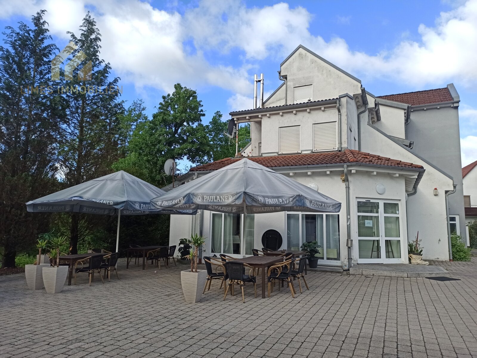 Mehrfamilienhaus mit Restaurant und Büroeinheit