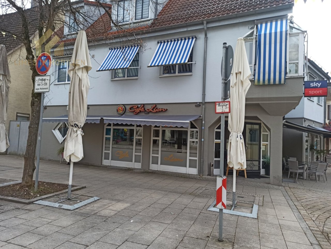 Außenansicht Nord mit Marquisen und Sonnenschirmen