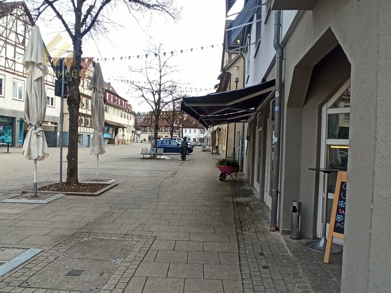 Außenansicht Nord mit Marquisen