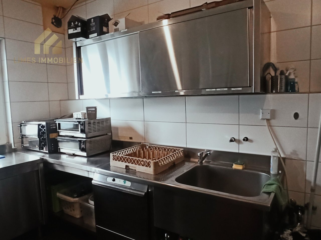 Küche mit Pizza- und Baguette-Ofen