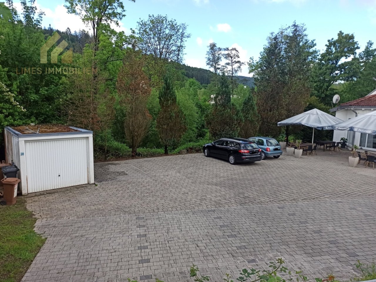 Garage und Stellplätze